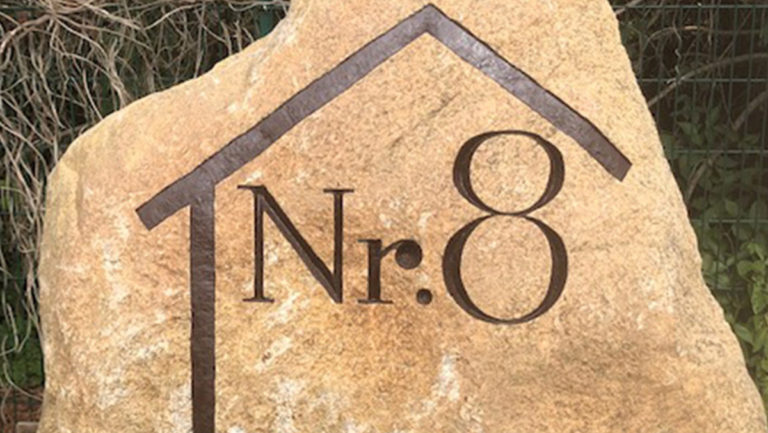 Hausnummer in Stein gemeißelt Naturstein Kloppe